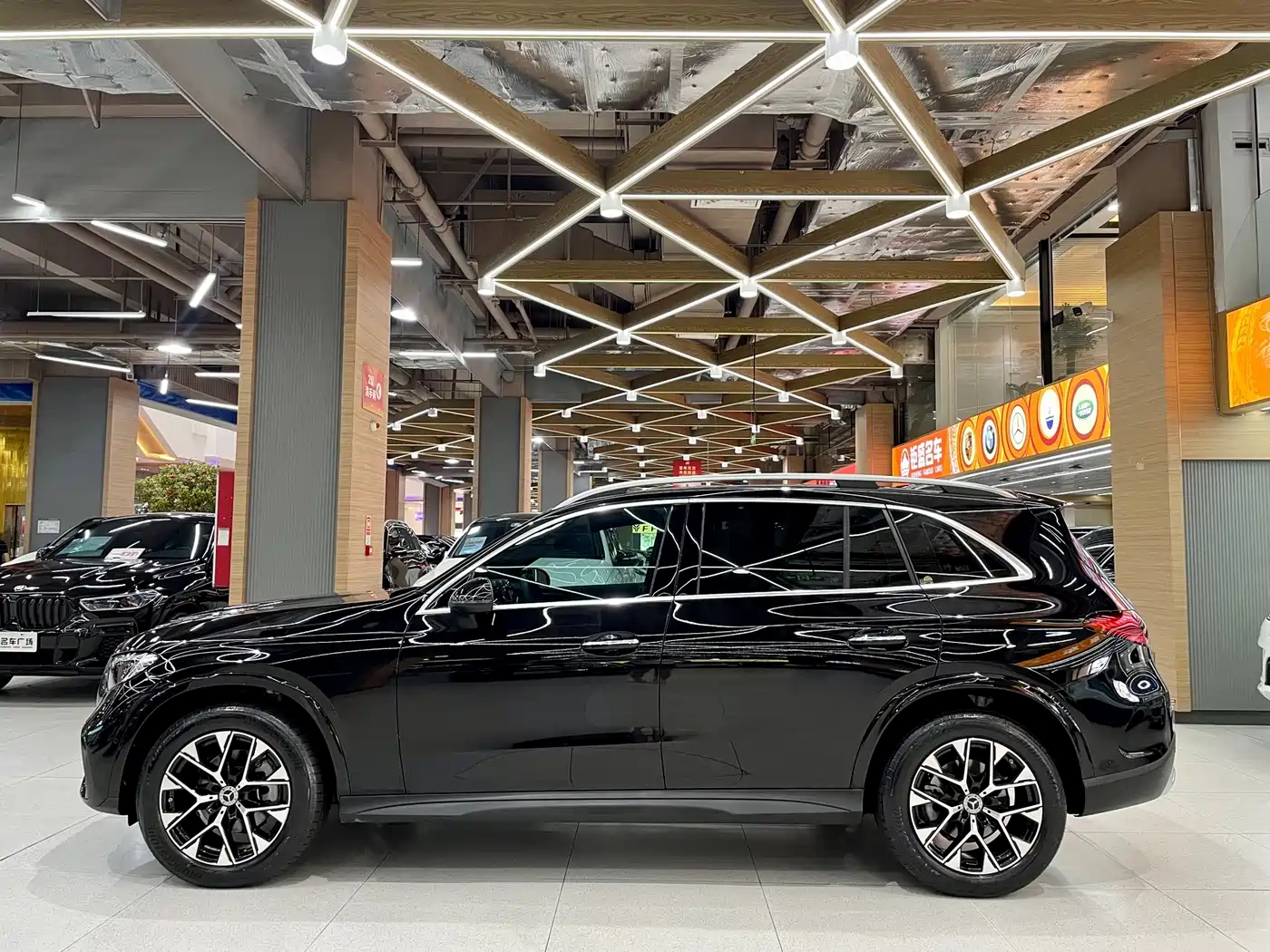 Mercedes-Benz GLC 2023 GLC 260 L 4MATIC Luxury 5-Seater фото 4