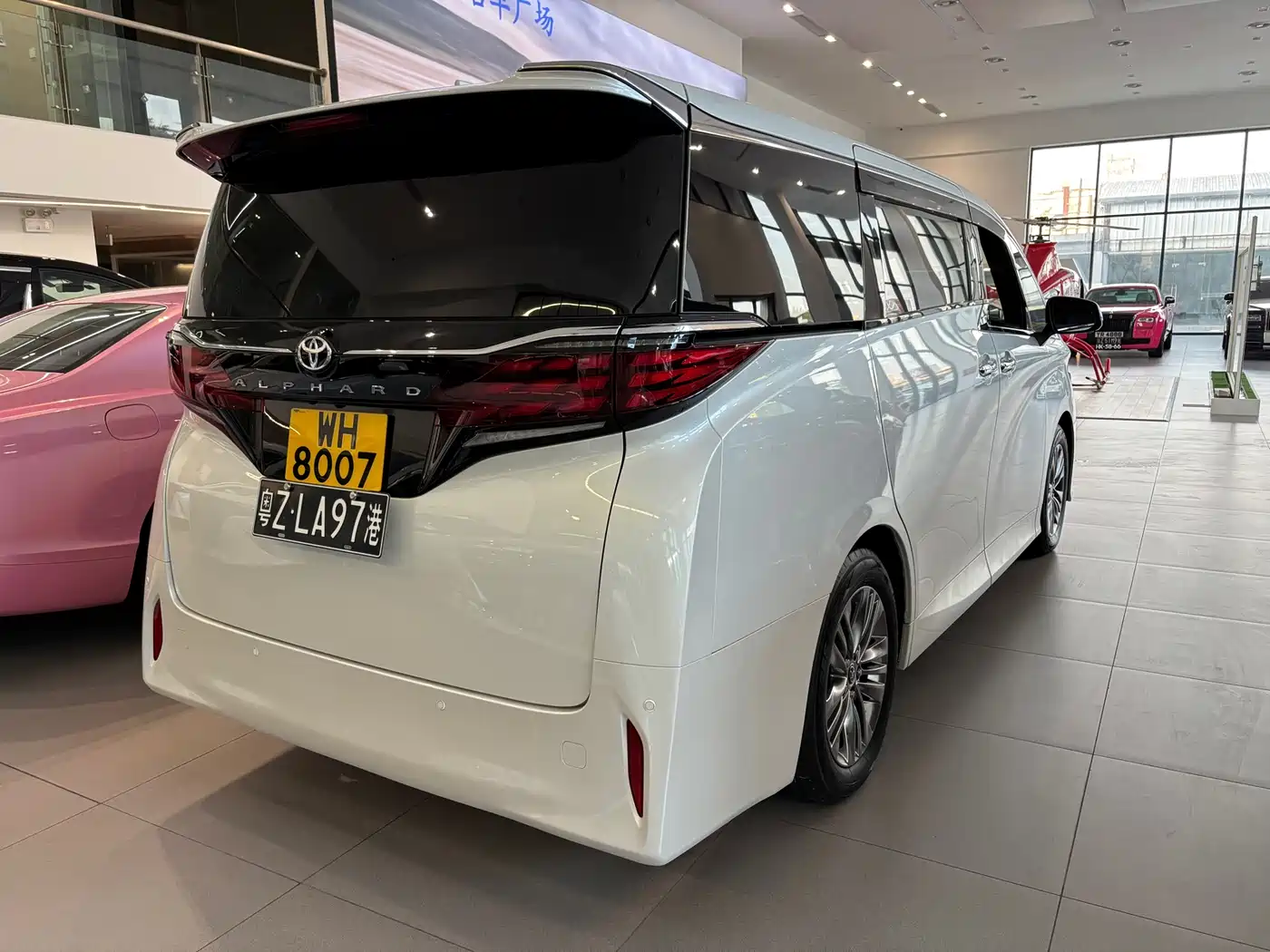 Toyota Alphard 2025 Hybrid 2.5L Ultimate Gold Edition фото 6