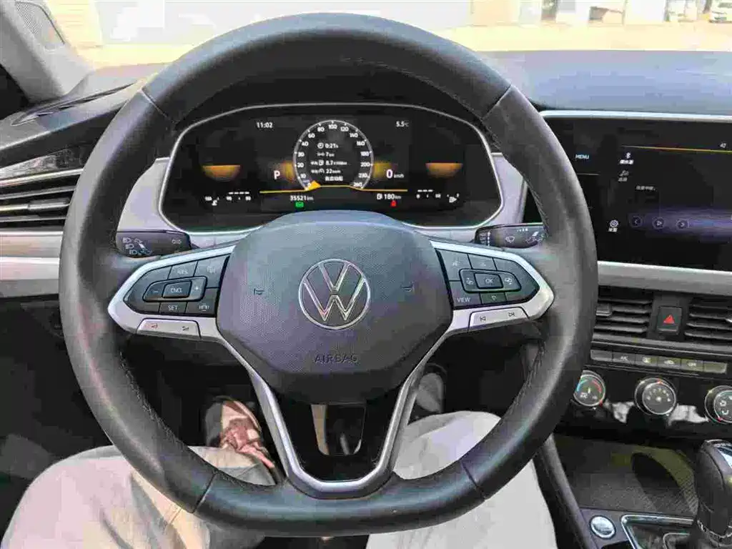 VOLKSWAGEN BORA
