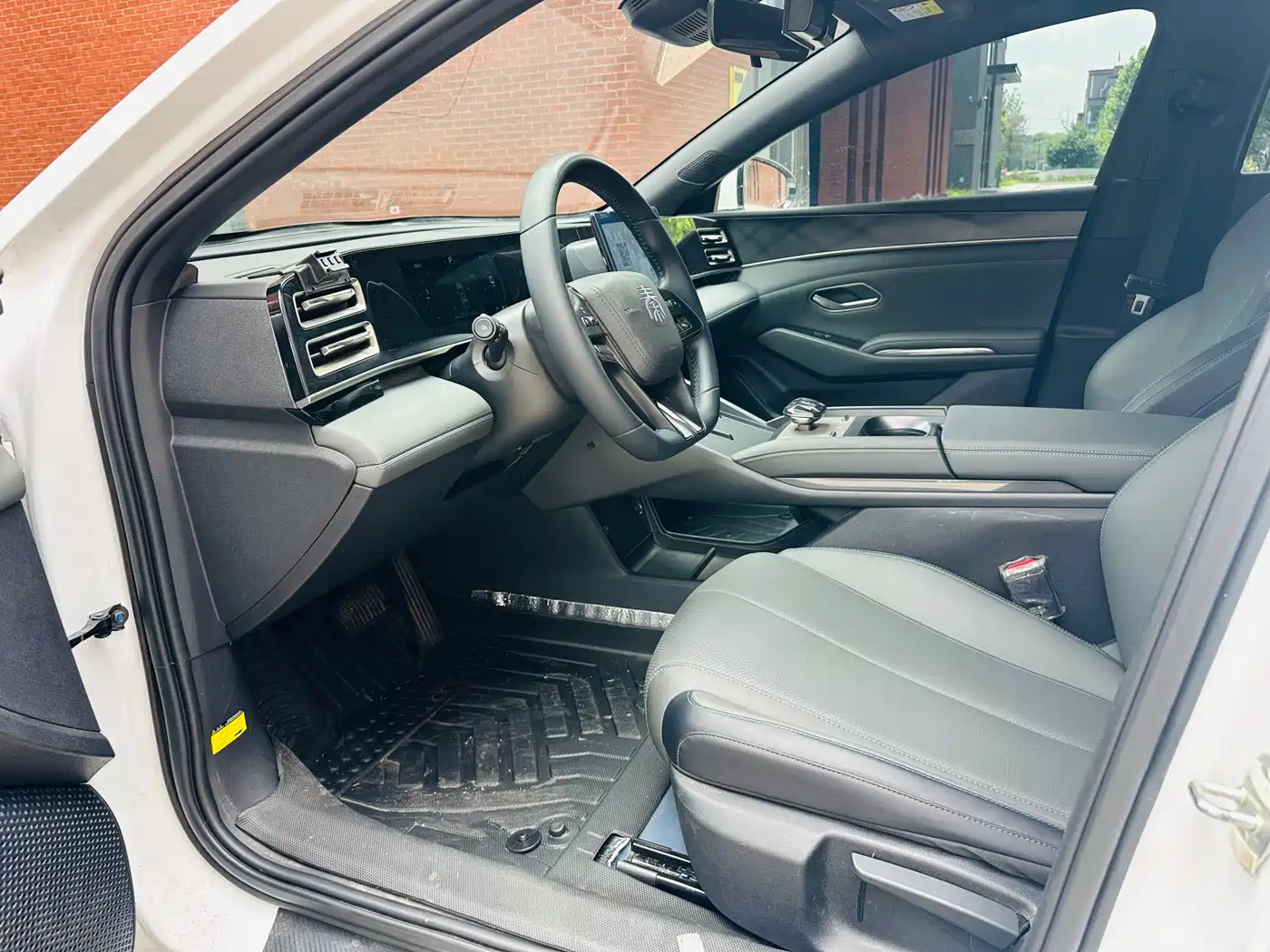 BYD Qin L 2024 DM-i 80KM Leading Edition фото 12