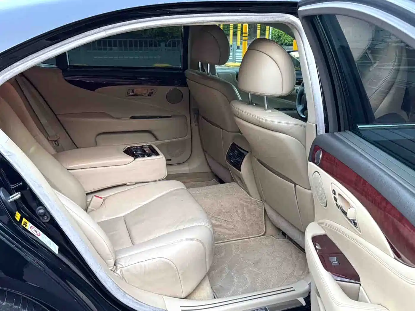 Photo 12 - Lexus LS