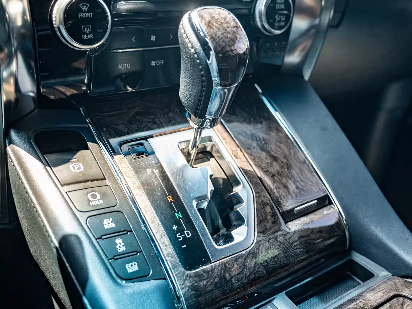 Toyota Vellfire 2020 Twin Engine 2.5L HV Premium Edition фото 17