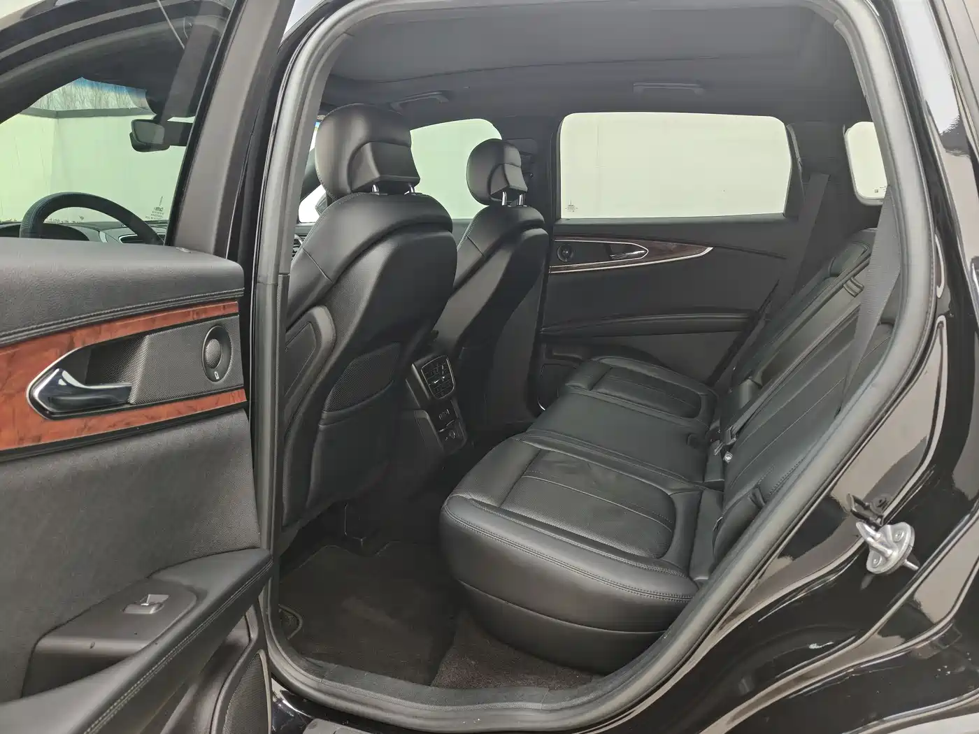 LINCOLN NAVIGATOR (IMPORT)