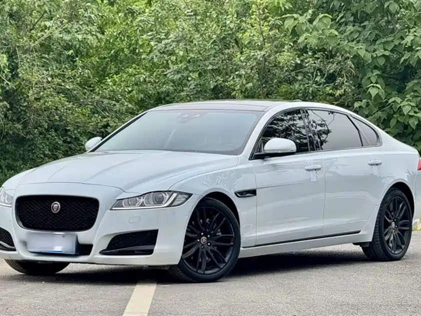 Photo 3 - Jaguar XFL