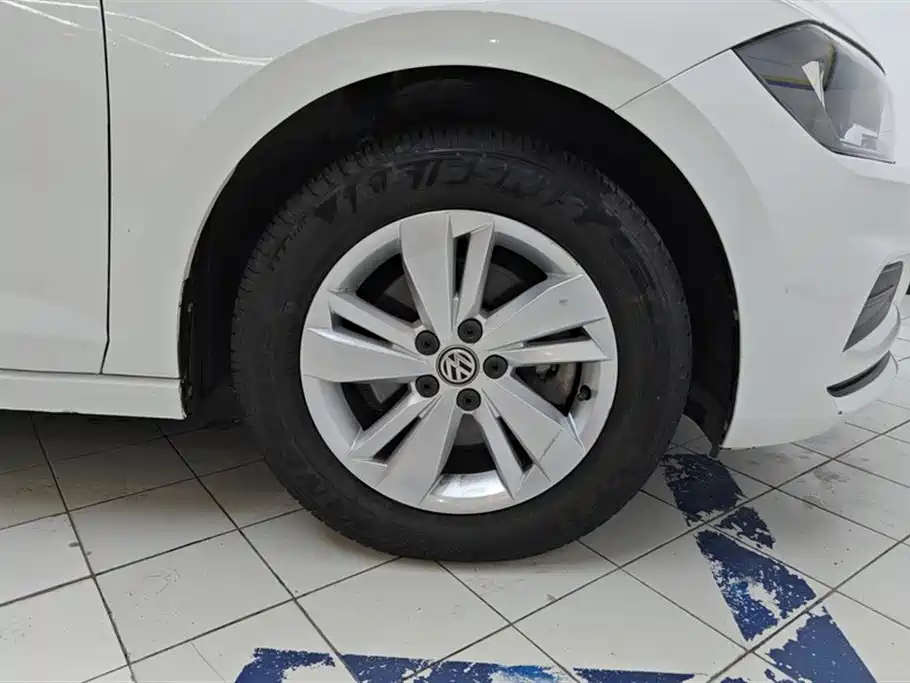 VOLKSWAGEN POLO