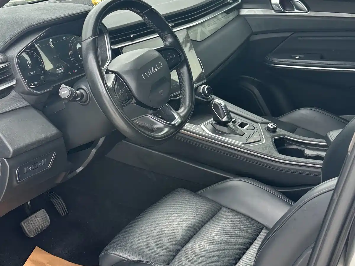 Фото 9 - Lynk & Co 01