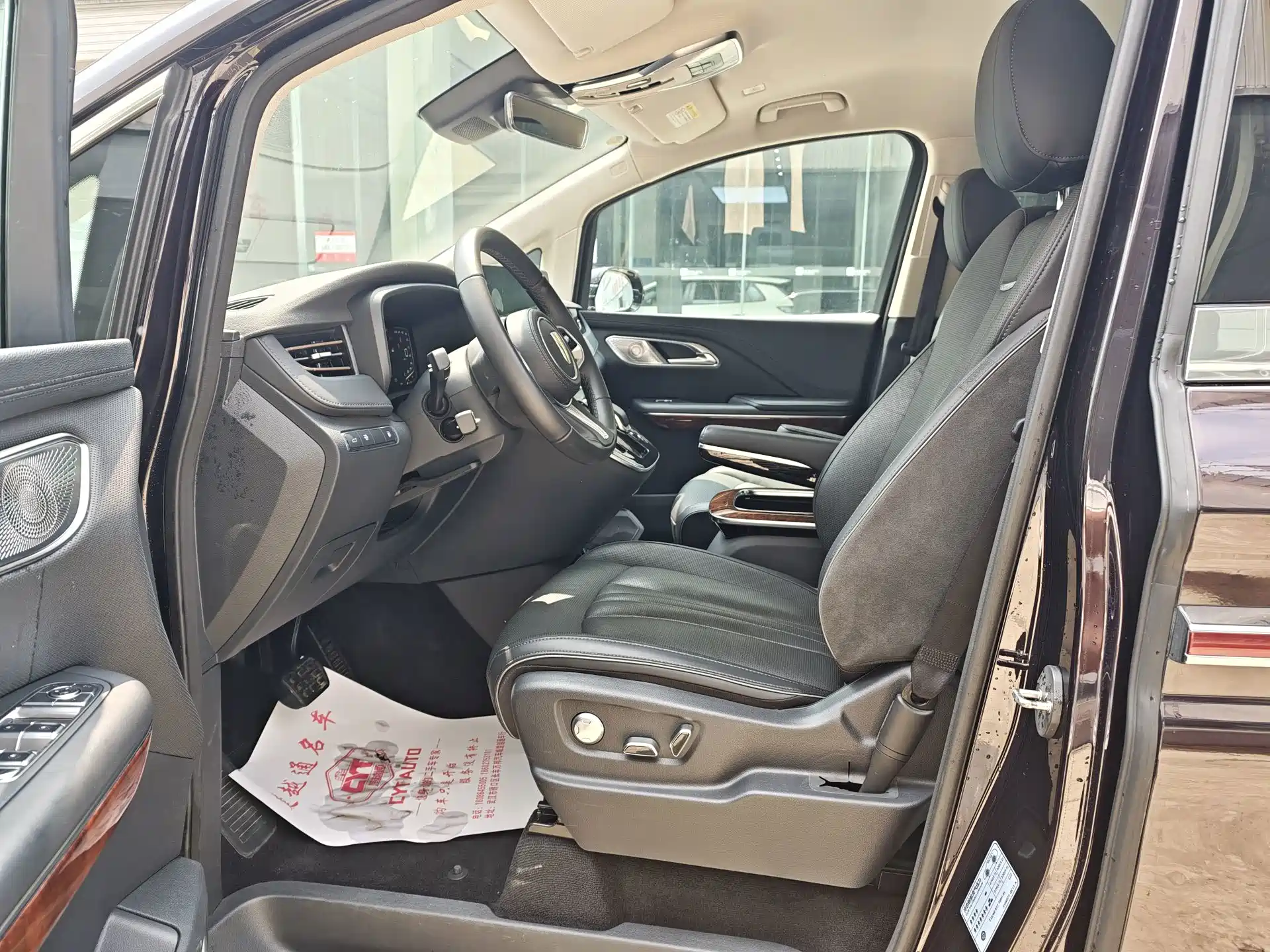 Фото 8 - Hongqi HQ9