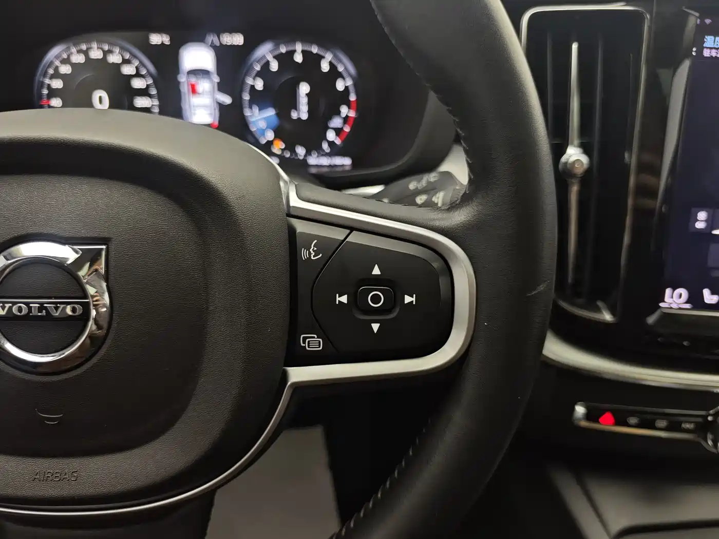 Фото 25 - Volvo XC60