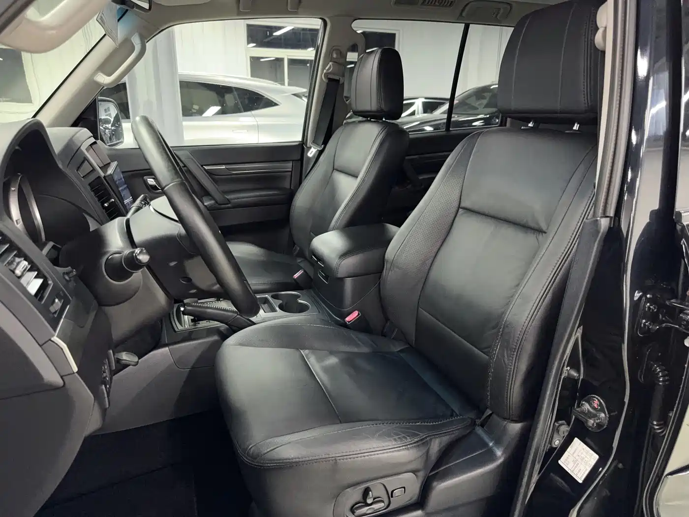 Mitsubishi Pajero (Import) 2010 3.0L Automatic Elite Edition фото 6
