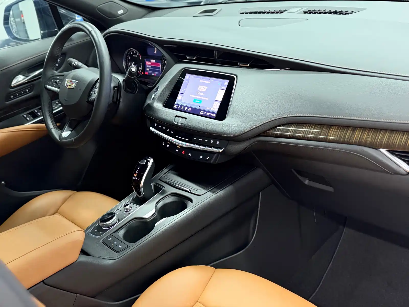 Фото 18 - Cadillac XT4