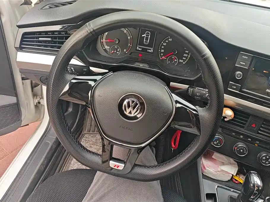 VOLKSWAGEN BORA