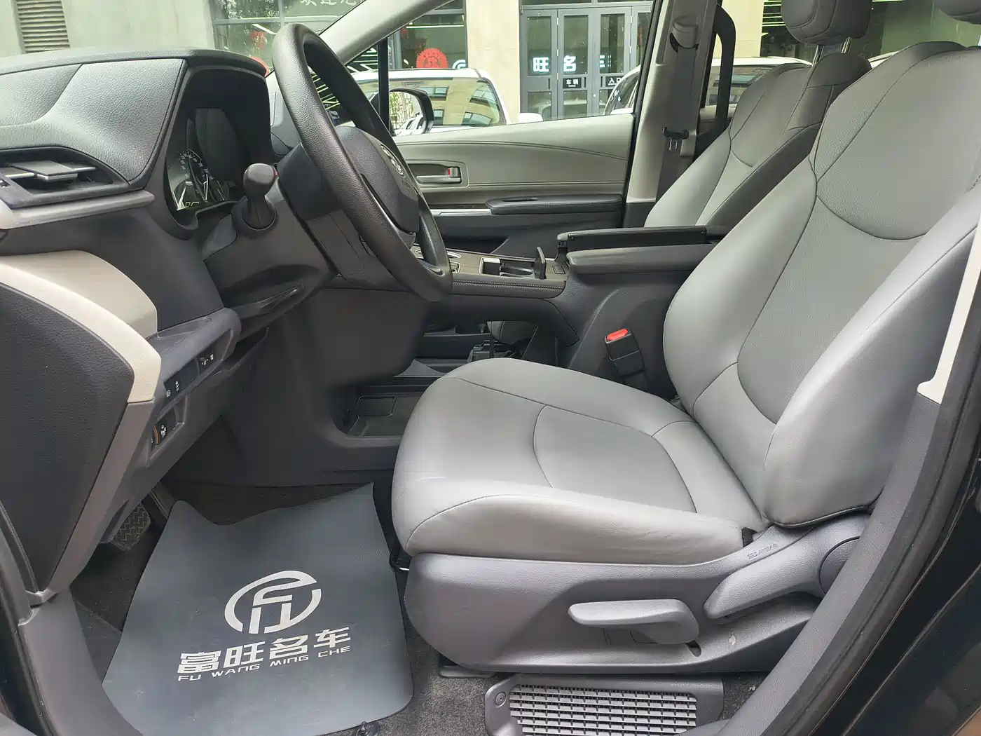 Toyota Granvia 2024 2.5L Hybrid Comfort фото 14