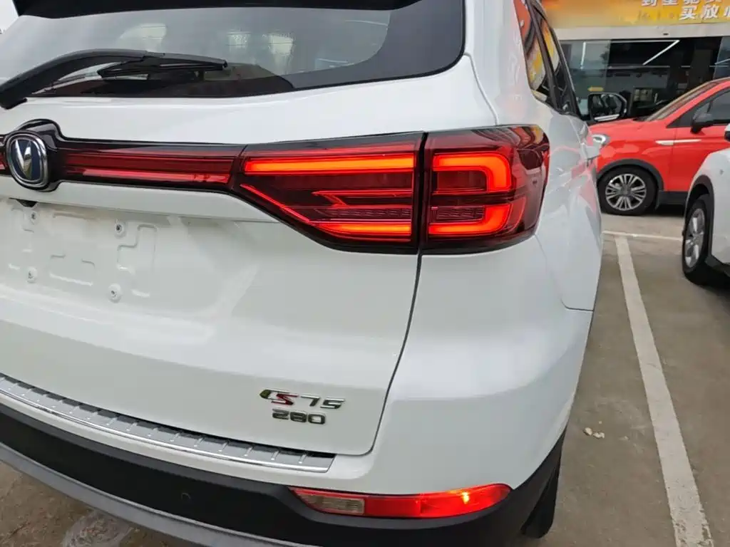 Photo 8 - Changan CS75