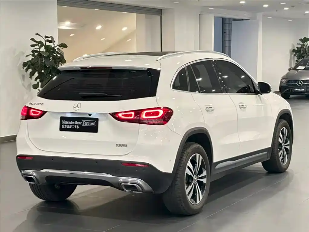 MERCEDES-BENZ GLA