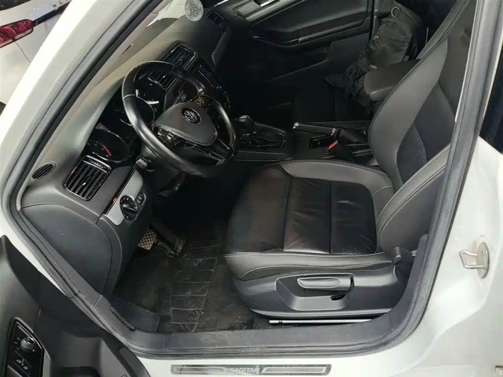 Volkswagen Sagitar 2018 1.6L Automatic Comfort фото 15