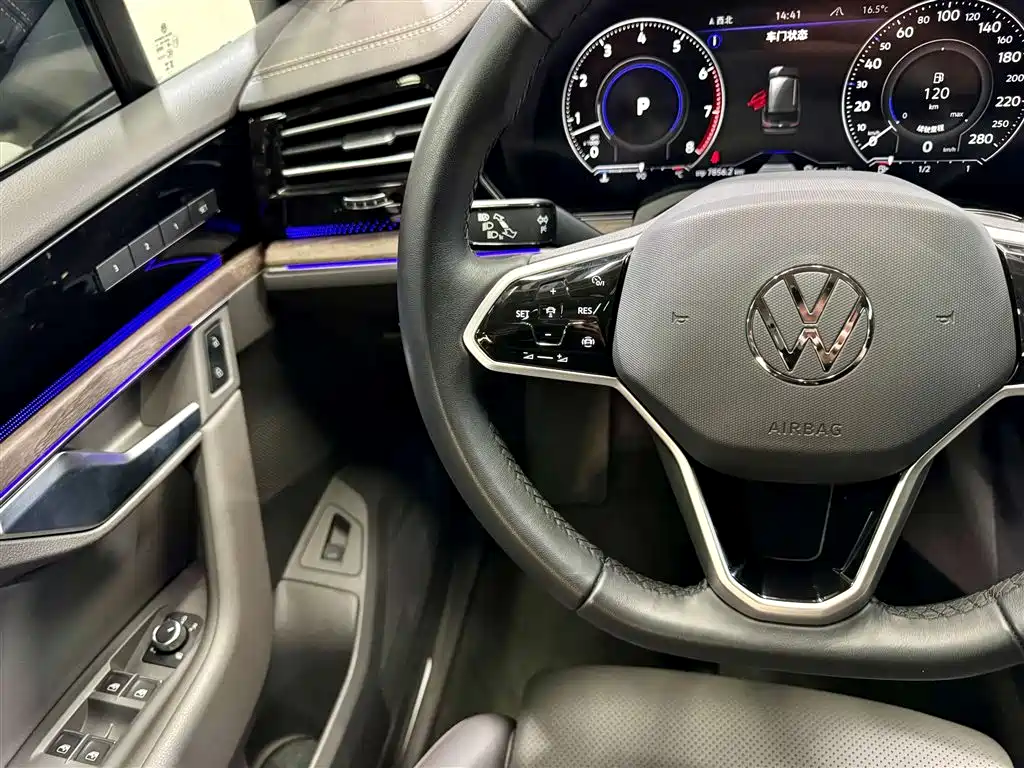 Volkswagen Touareg 2023 3.0TSI R-Line Black Sports Package фото 22