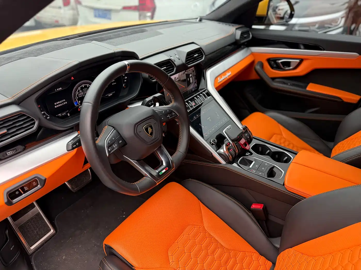 LAMBORGHINI URUS