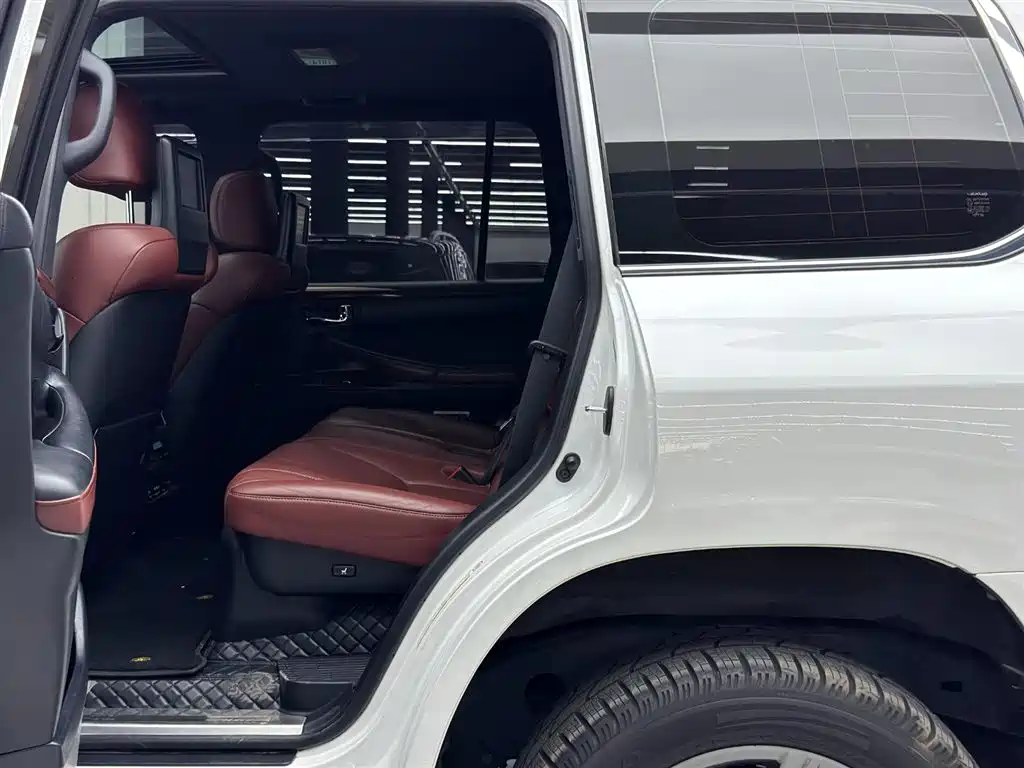 Lexus LX фото 7
