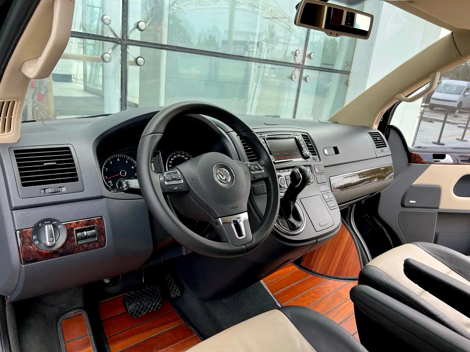 Фото 10 - Volkswagen Multivan