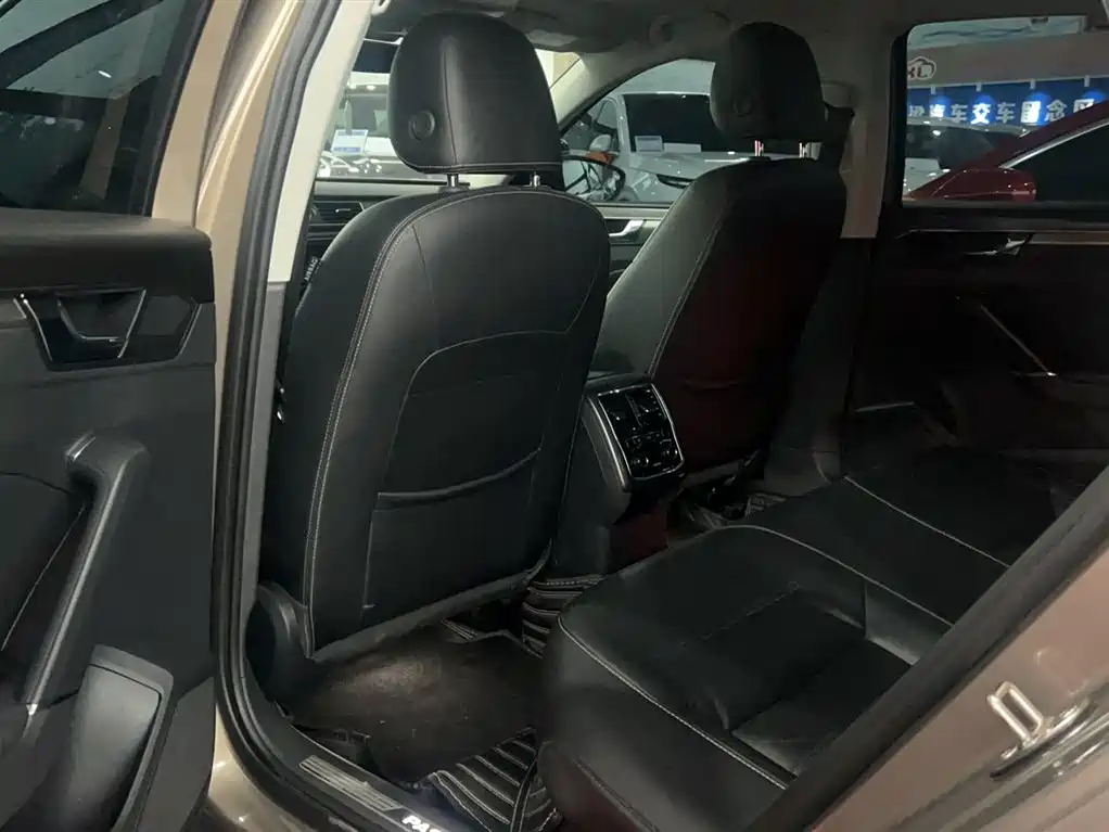Volkswagen Passat 2016 330TSI DSG Executive Edition фото 9