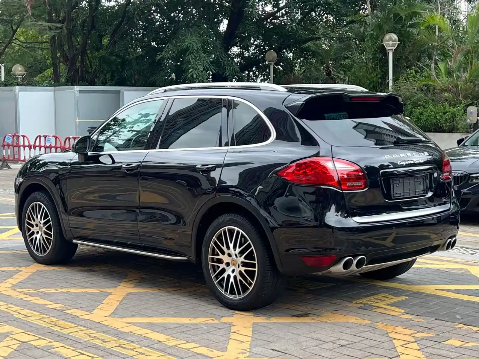 Photo 9 - Porsche Cayenne