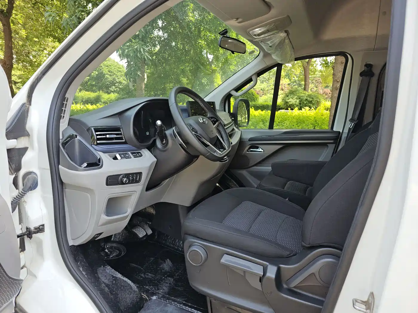 SAIC Maxus Xintu V70 2024 2023 Model 2.0T Elite Edition Automatic Long Wheelbase Medium Roof 6/7-Seater