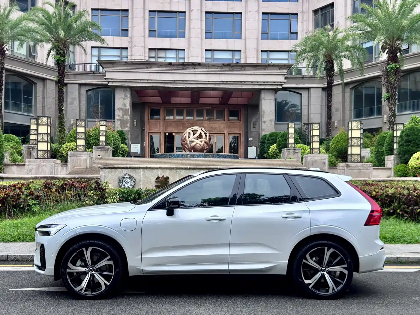 VOLVO XC60 PLUG-IN HYBRID