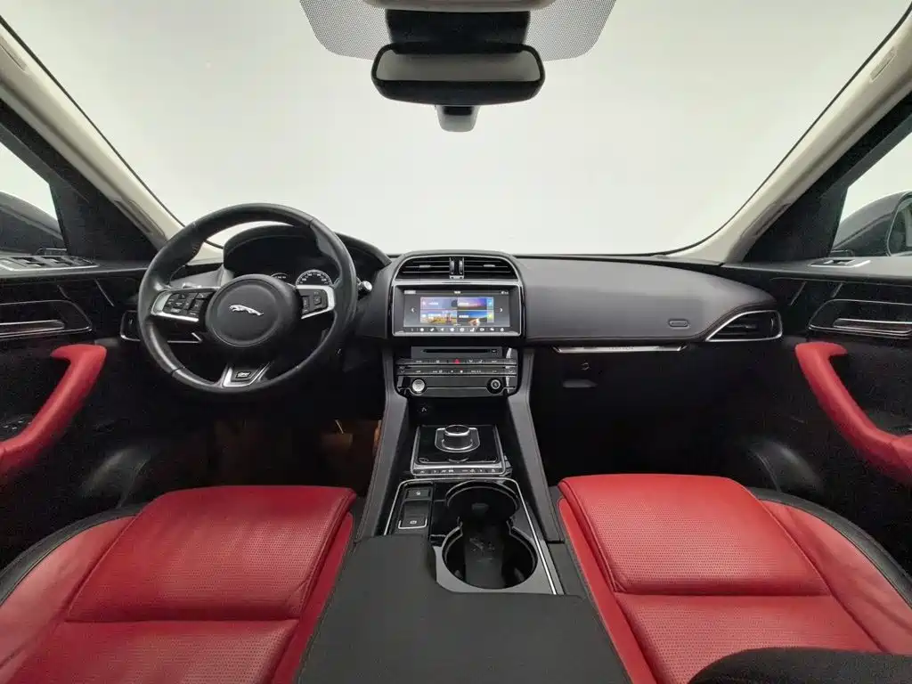 Photo 5 - Jaguar F-PACE