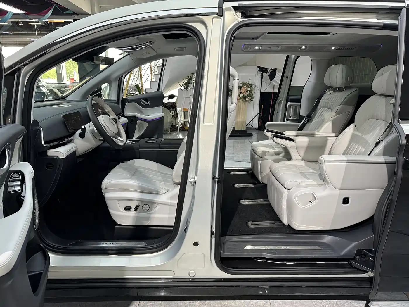 Voyah Auto Voyah Dreamer 2025 PHEV AWD Flagship Qian Kun Edition фото 13