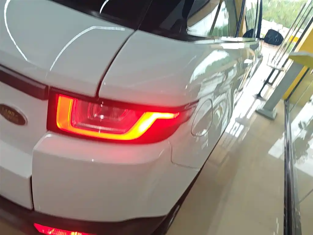 Land Rover Range Rover Evoque 2017 2.0T SE Smart Shine Edition фото 8