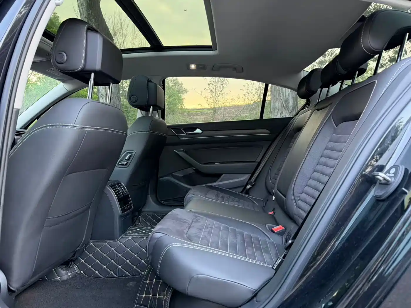 Volkswagen Magotan 2023 Model 2 Million Commemorative Edition 330TSI DSG Luxury фото 8
