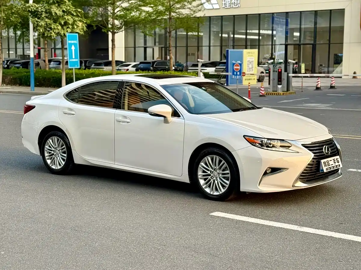 Photo 5 - Lexus ES