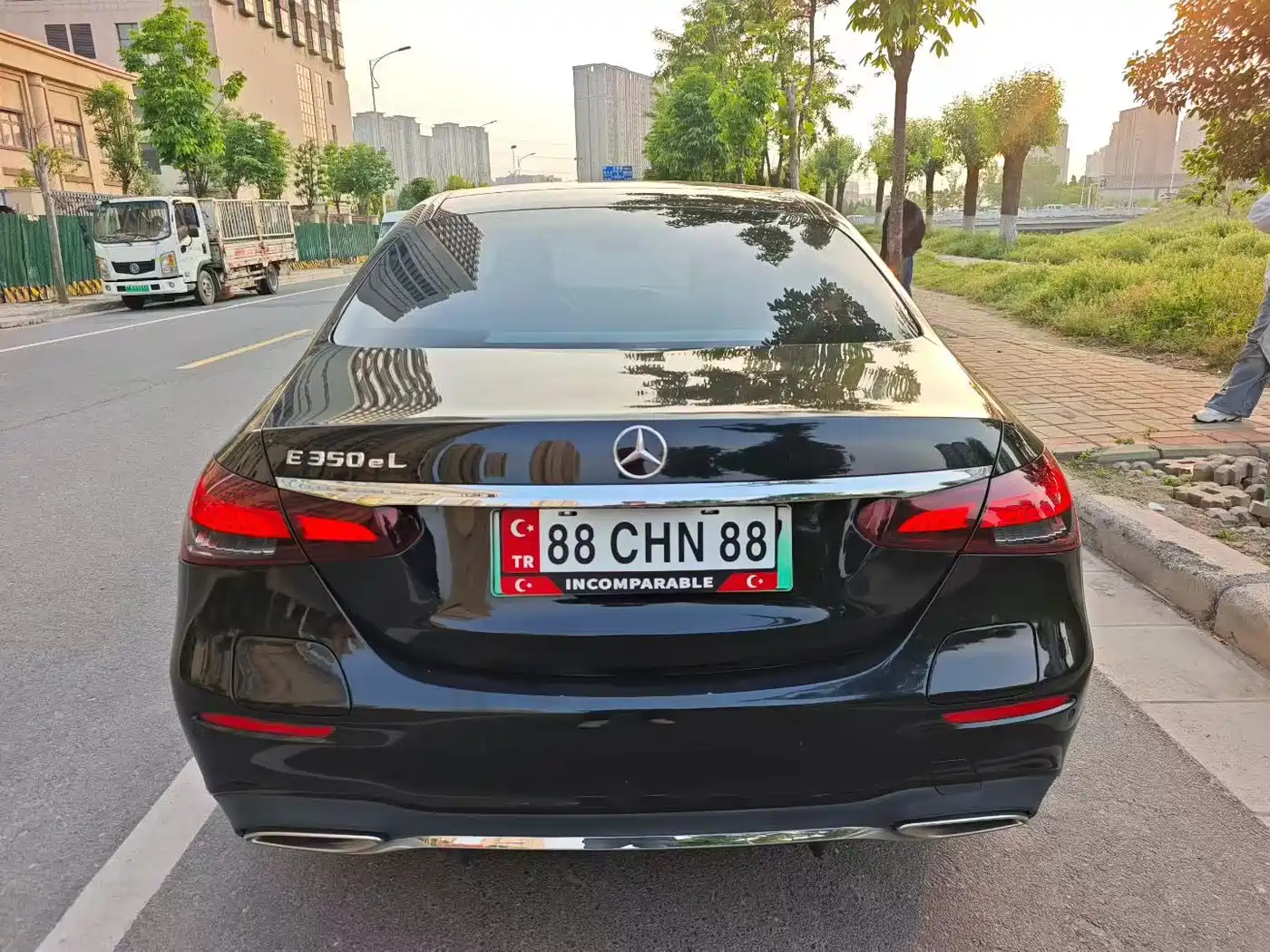 Mercedes-Benz E-Class New Energy 2023 E 350 e L Plug-in Hybrid Sport Sedan фото 8