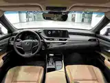 Photo 5 - Lexus ES