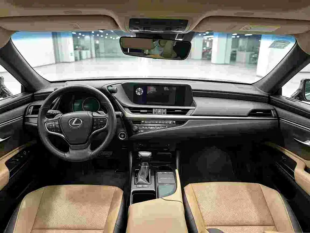 Photo 5 - Lexus ES