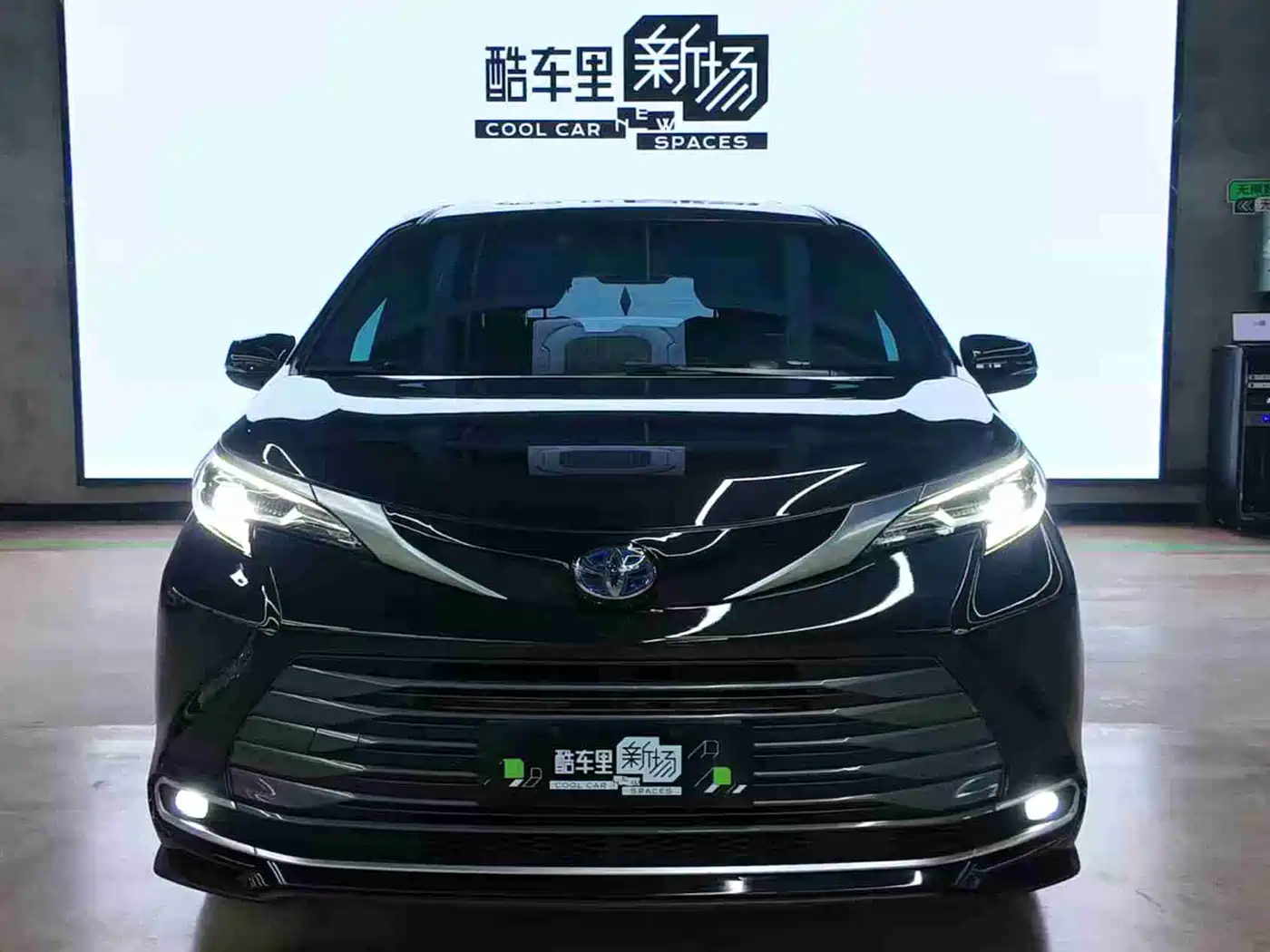 Toyota Sienna 2021 2.5L Hybrid Ultimate Edition фото 2