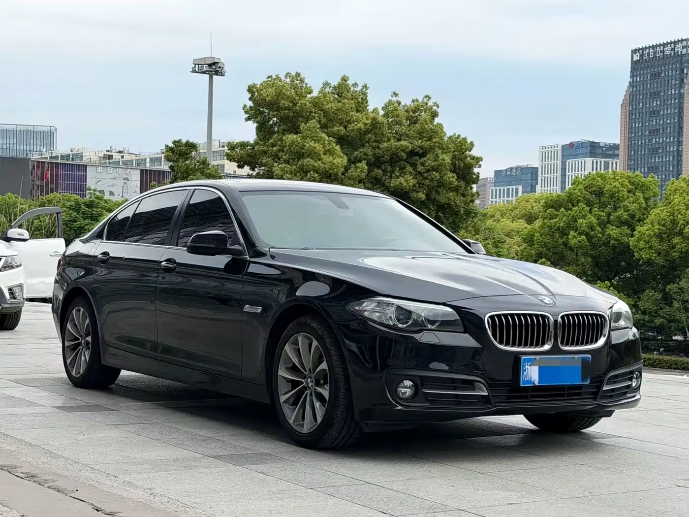 BMW 5 Series 2017 525Li Leading Edition фото 3