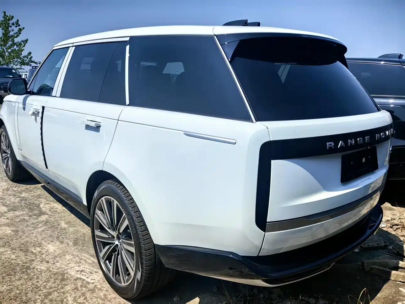 Land Rover Range Rover 2026 Model 3.0 L6 400PS AB Long Wheelbase Version фото 7