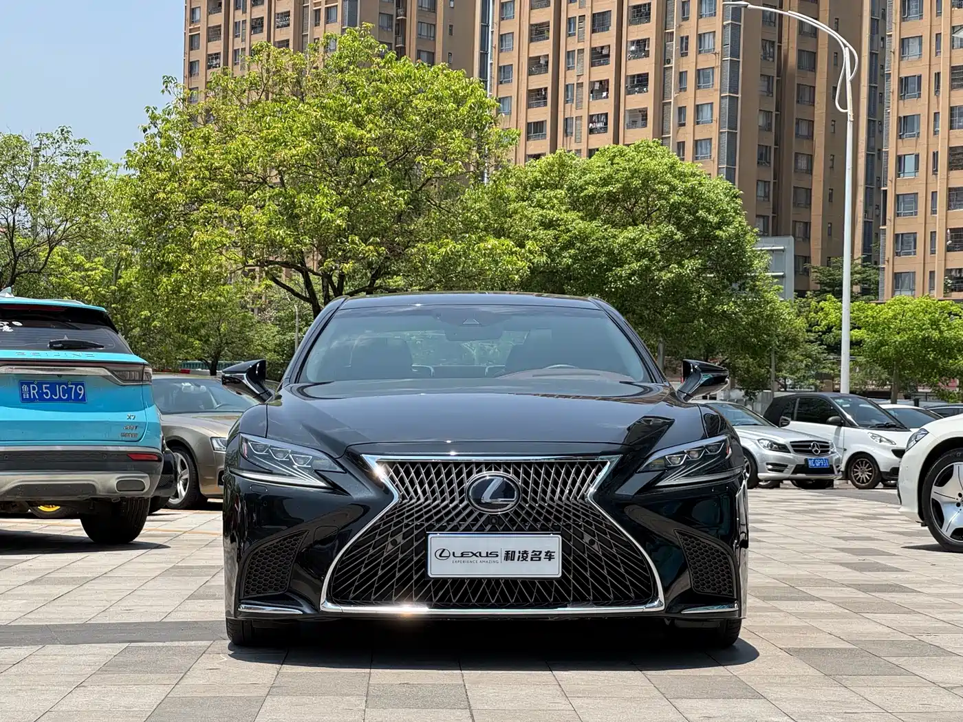 Lexus LS 2018 500h Executive Edition China V фото 2