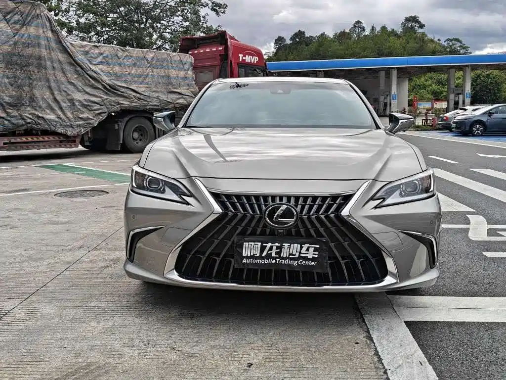 Фото 2 - Lexus ES