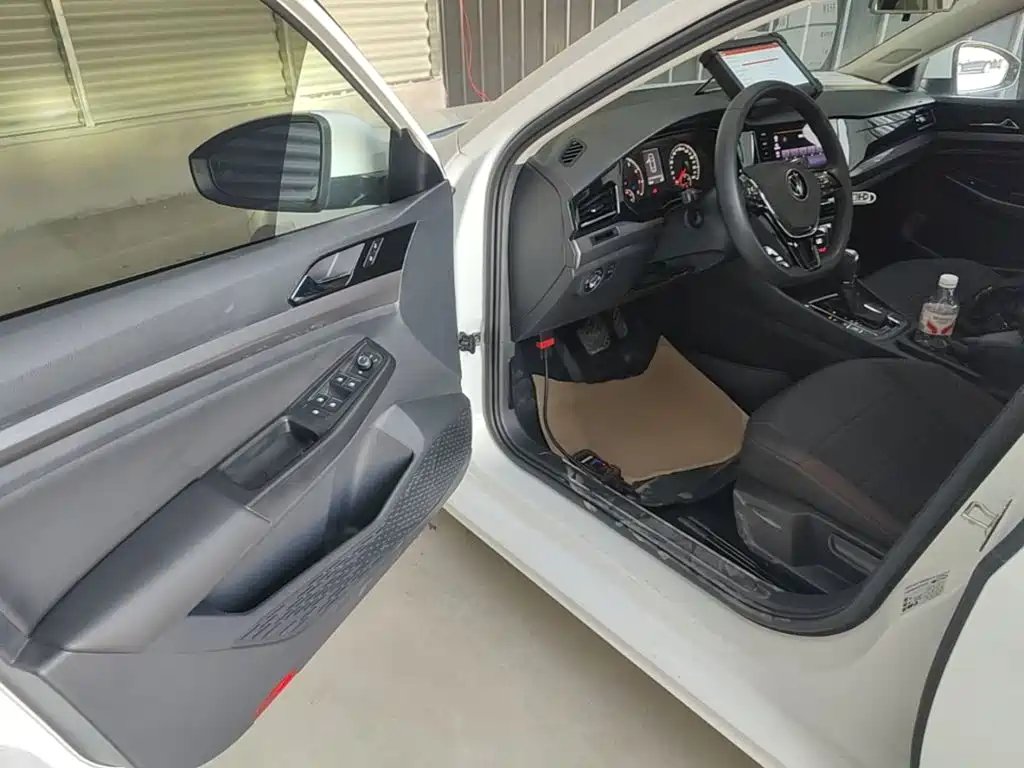 VOLKSWAGEN BORA