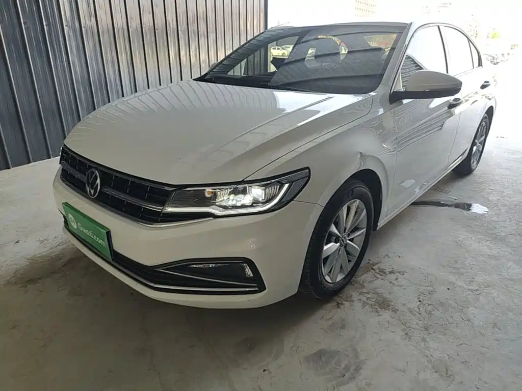 VOLKSWAGEN BORA