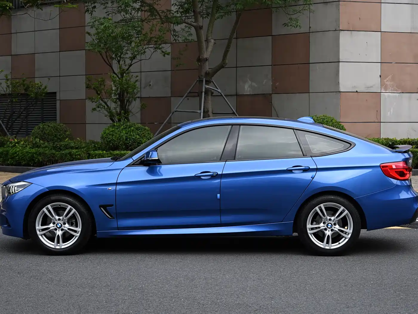 BMW 3 Series GT 2019 320i M Sport Model фото 2