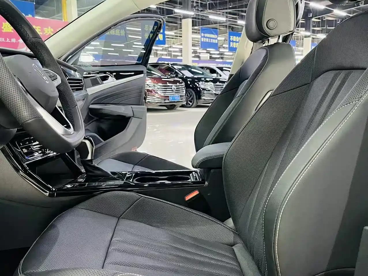 Volkswagen Passat 2025 Outstanding 380TSI Starlight Dragon Soaring Edition фото 6