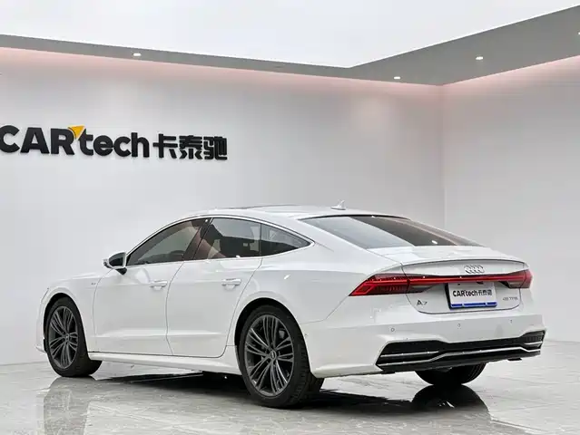 Audi A7 2023 Model 45 TFSI Premium Selection Edition — фото 3