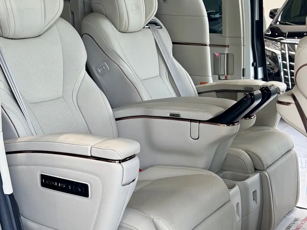 Lexus LM 2023 500h 6-Seater Prestige Edition фото 6