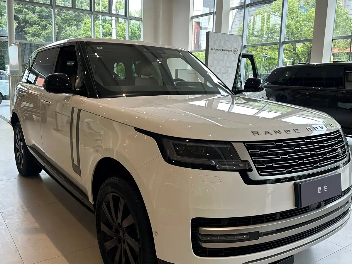 Land Rover Range Rover 2026 Model 3.0 L6 400PS SE Long Wheelbase Version фото 3