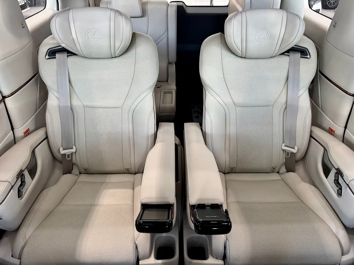 Lexus LM 2023 500h 6-Seater Prestige Edition фото 11