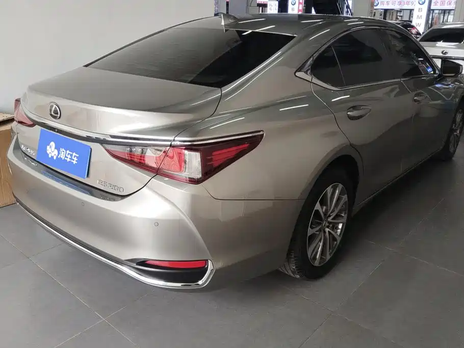 Фото 3 - Lexus ES