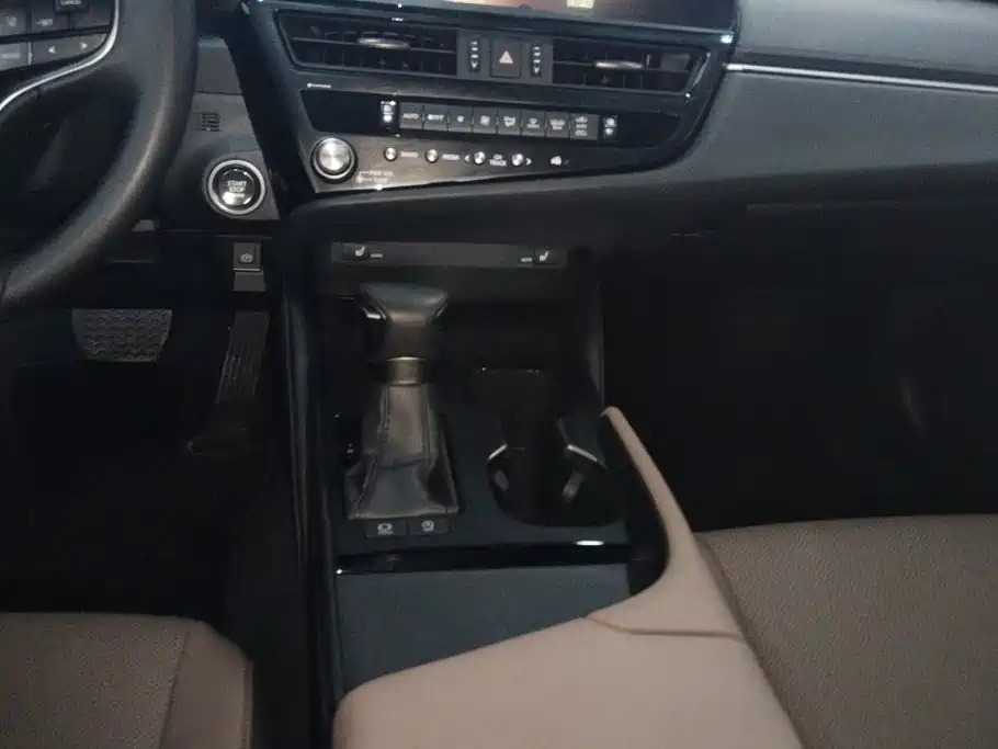 Фото 16 - Lexus ES